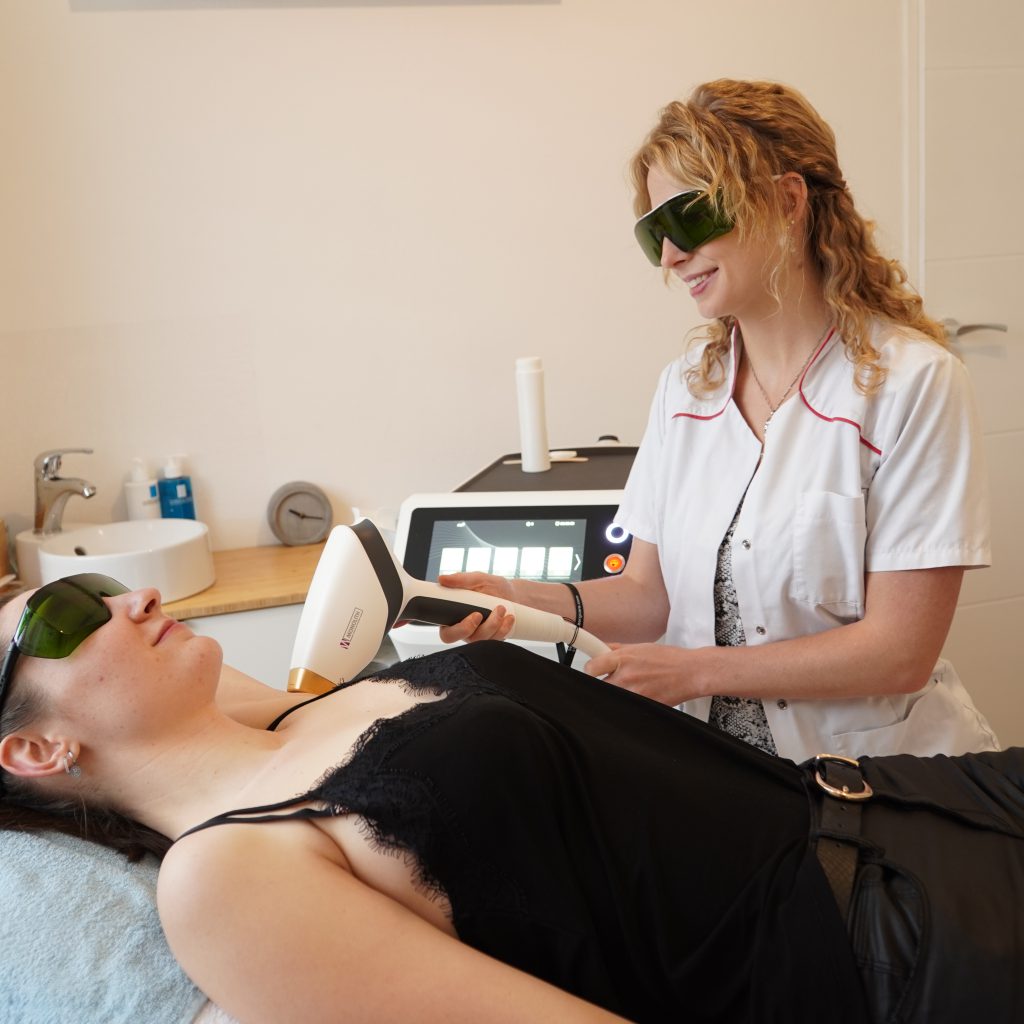 Een persoon ondergaat een laserontharingsbehandeling voor gladde en haarvrije huid.