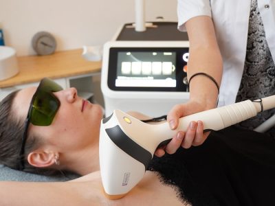 Een persoon ondergaat een laserontharingsbehandeling voor gladde en haarvrije huid.